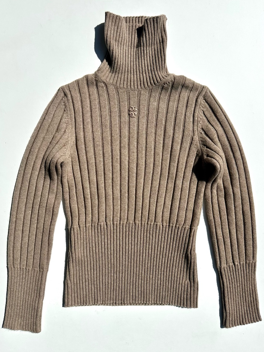 Tory Burch 100% Cashmere F/W’22 Logo Ribbed Turtleneck Sweater in Taupe, M
